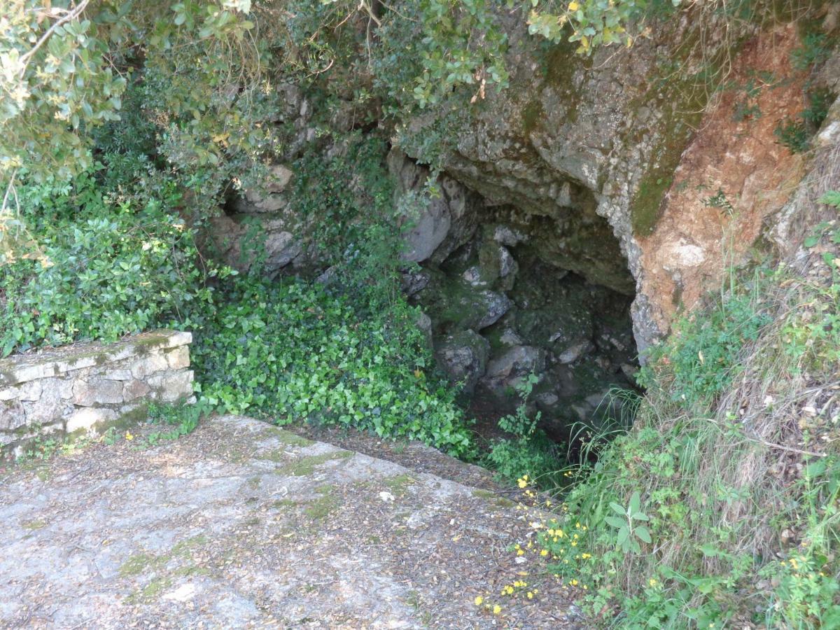 Hostal Harry'S Retreat Klimatia Exterior foto